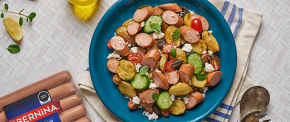 Ensalada griega con papa y salchicha