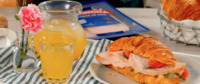 Croissant con pechuga y queso crema