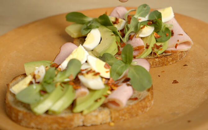 Mini tostadas de lomo con aguacate y huevo