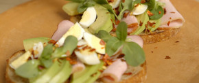 Mini tostadas de lomo con aguacate y huevo