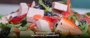 Ensalada de arúgula con frutos rojos y pechuga